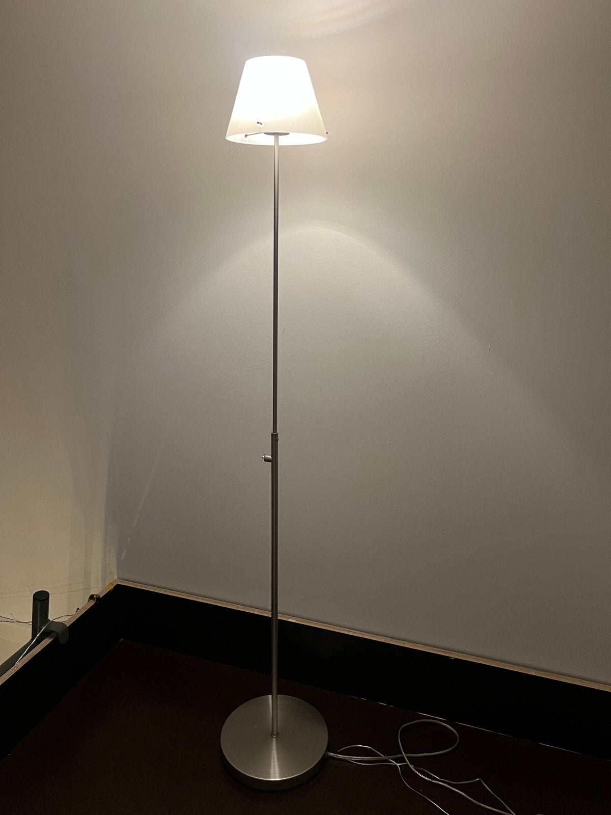 Stijlvolle dimbare vloerlamp met glazen kap, Ophalen, Zo goed als nieuw, Glas, 150 tot 200 cm