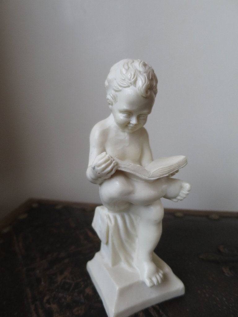MOOI BEELDJE LEZEND JONGETJE 15 CM UIT MASSIEF KUNSTSTOF, Ophalen of Verzenden