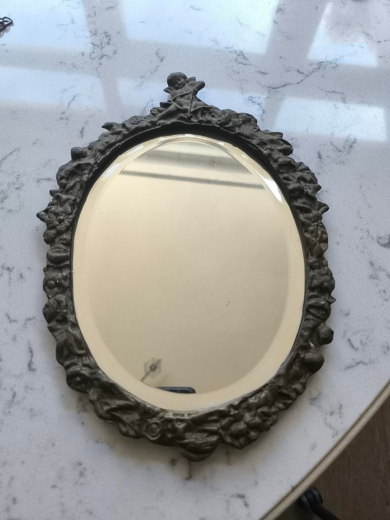 Koperen antieke spiegel met cupido, Ophalen of Verzenden, Ovaal, Minder dan 50 cm