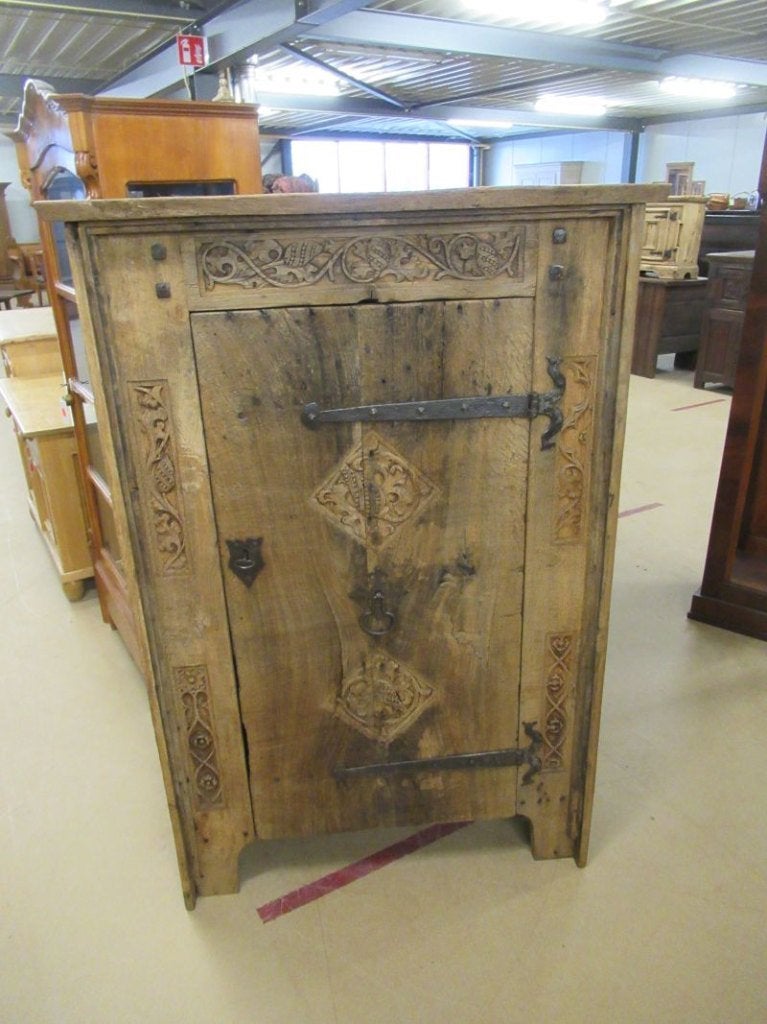 Oer 11764 grote ANTIEKE 17e eeuwse eiken spinde met snijwerk, Ophalen