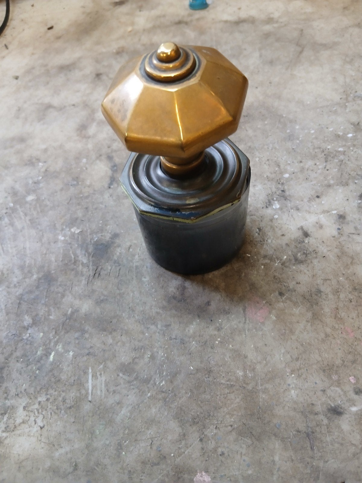 Antieke messing deurknop - Achthoekig design, Doe-het-zelf en Verbouw, Hang- en Sluitwerk, Ophalen of Verzenden, Gebruikt, Koper of Messing