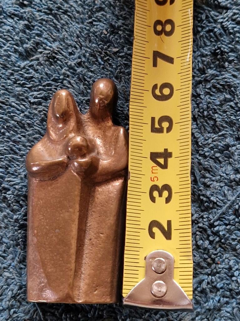 Bronzen beeldje gezin
Man/vrouw met kind op de arm
Hoog 6 cm, Ophalen of Verzenden