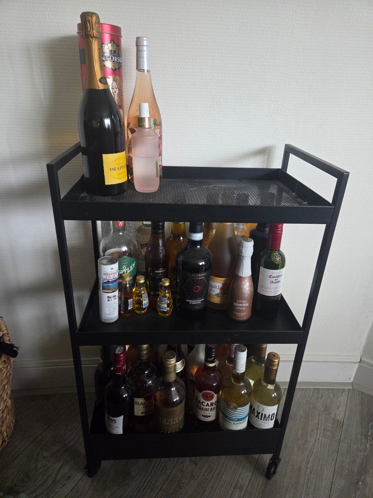 Drank tafeltje / wijn rekken, Ophalen, 15 tot 25 flessen, Zo goed als nieuw, Metaal