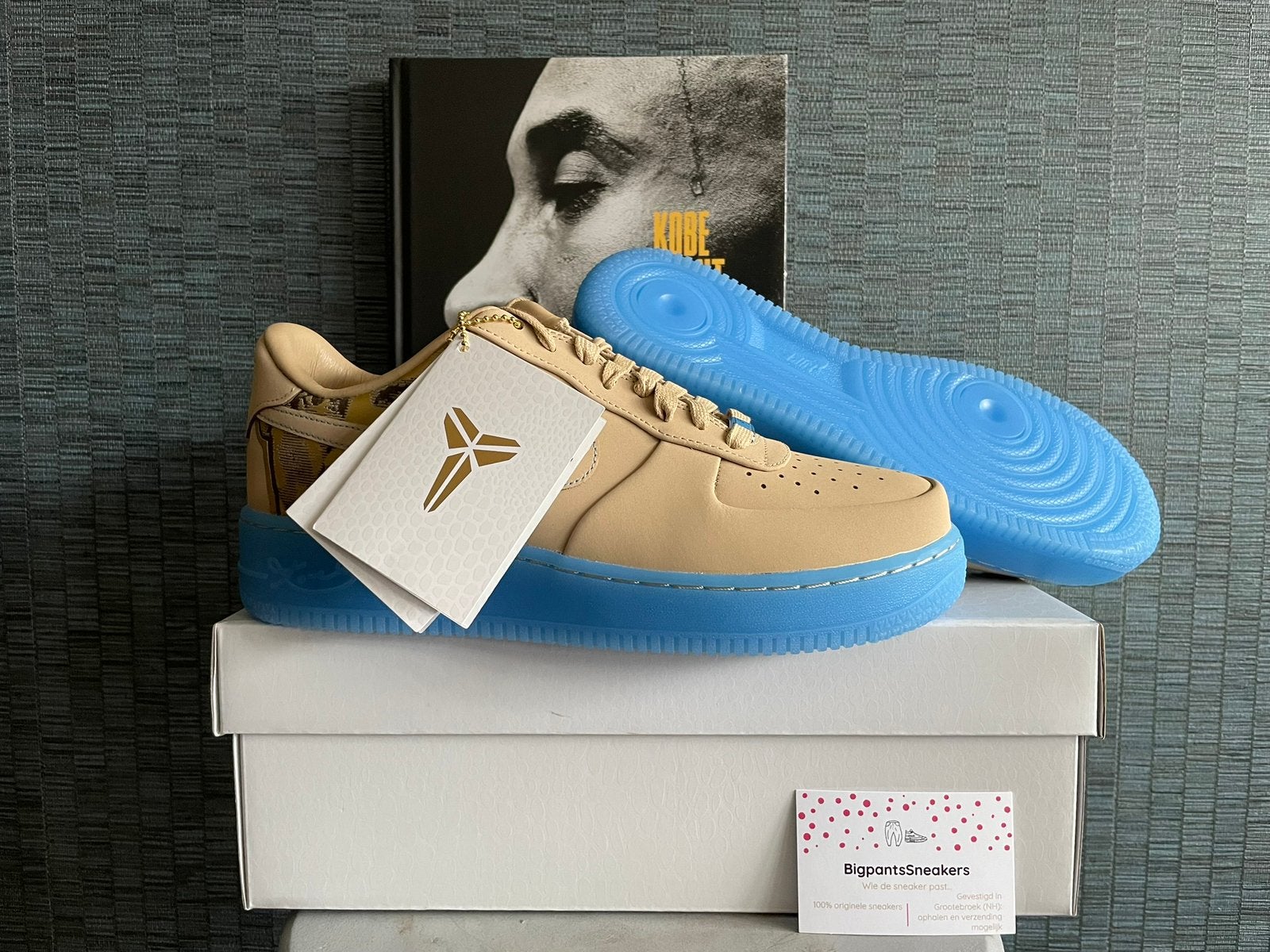 Nike Air Force 1 EU44 Kobe Bryant + boek, Wit, Nieuw, Ophalen of Verzenden, Sneakers of Gympen