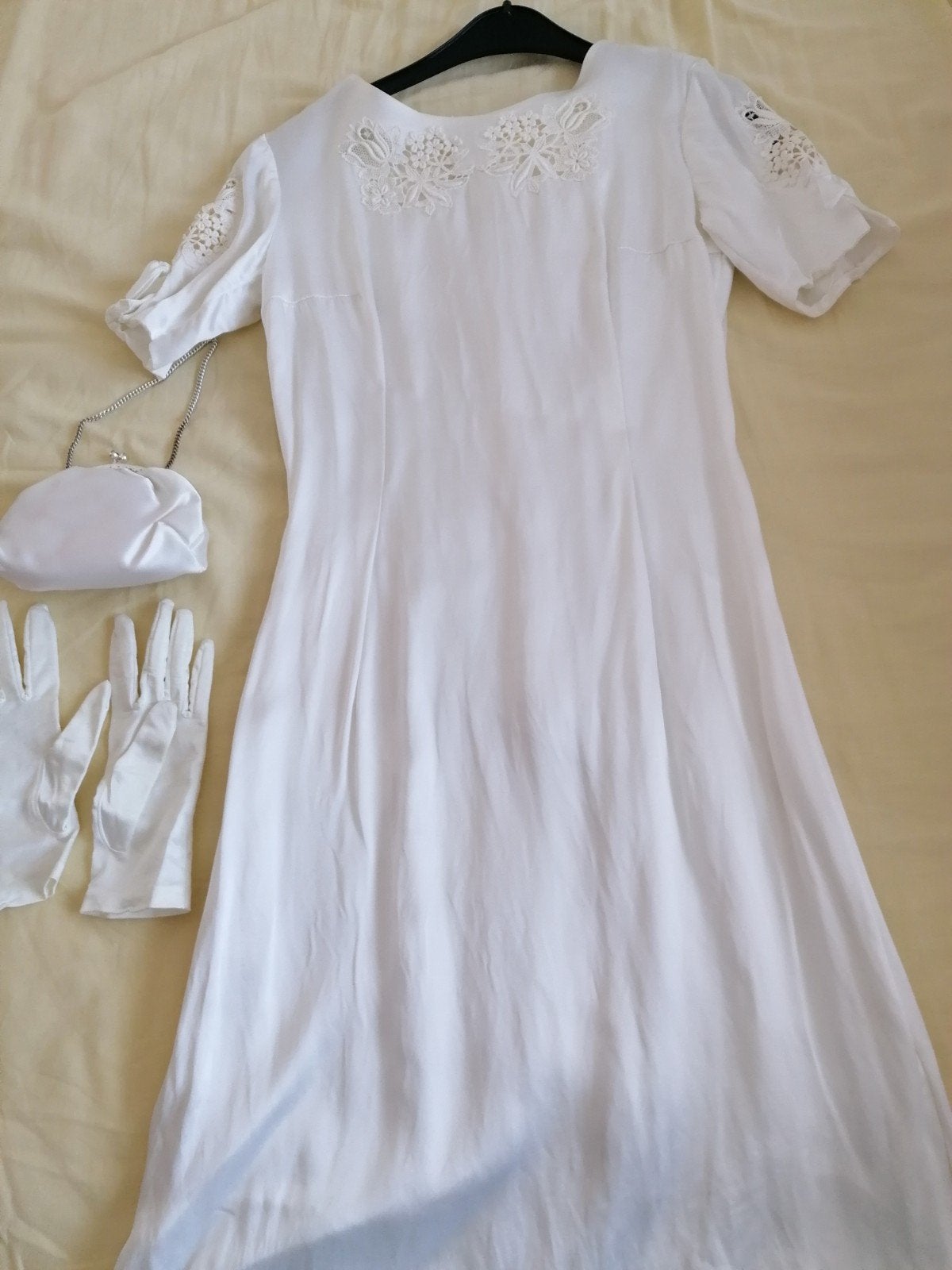 Nieuwe witte jurk met kanten details, handschoenen en tasje, Maat 38/40 (M), Wit, Nieuw, Ophalen of Verzenden
