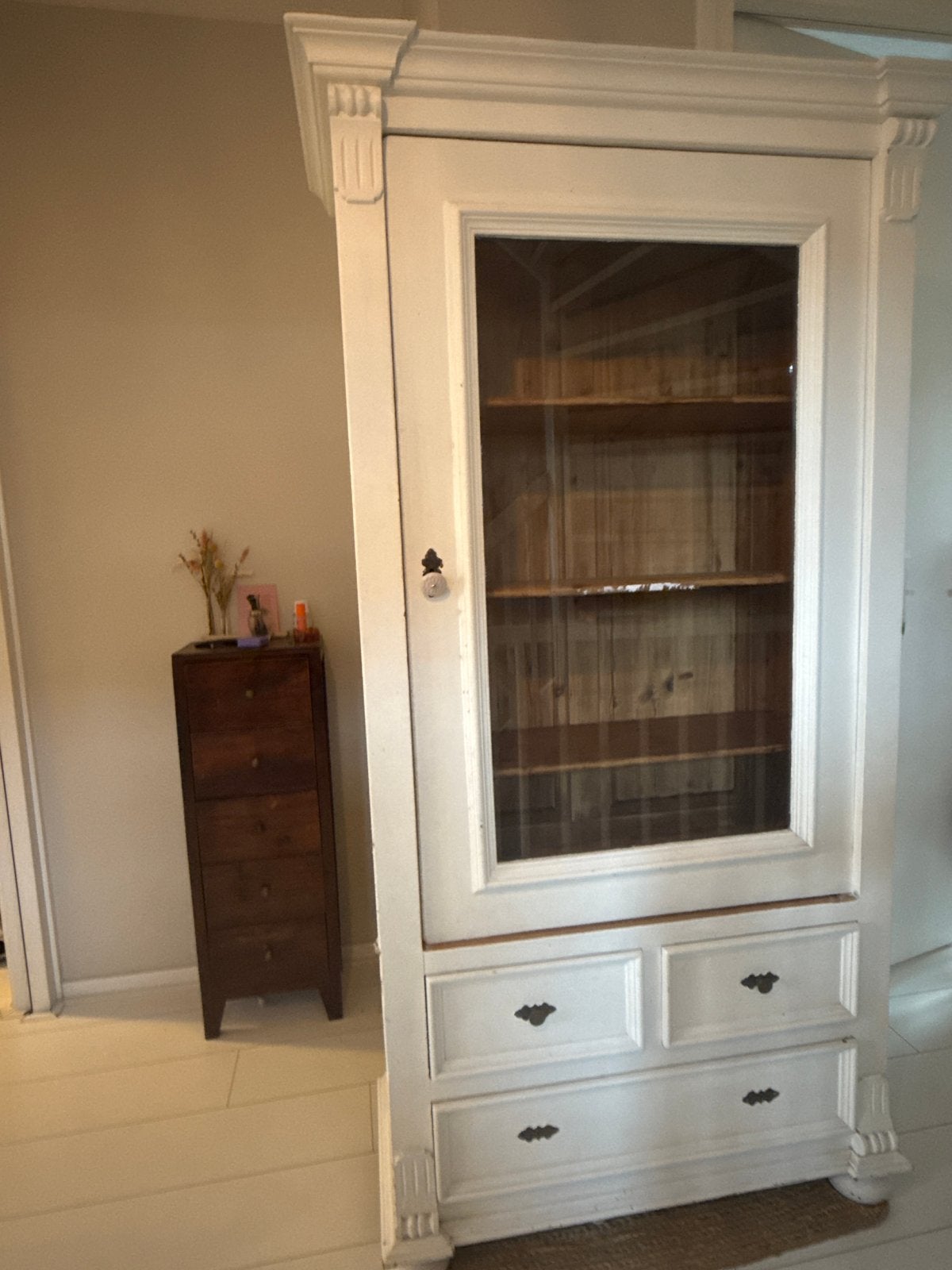Oude vintage witte vitrinekast met lades, Gebruikt, 150 tot 200 cm, 25 tot 50 cm, 50 tot 100 cm