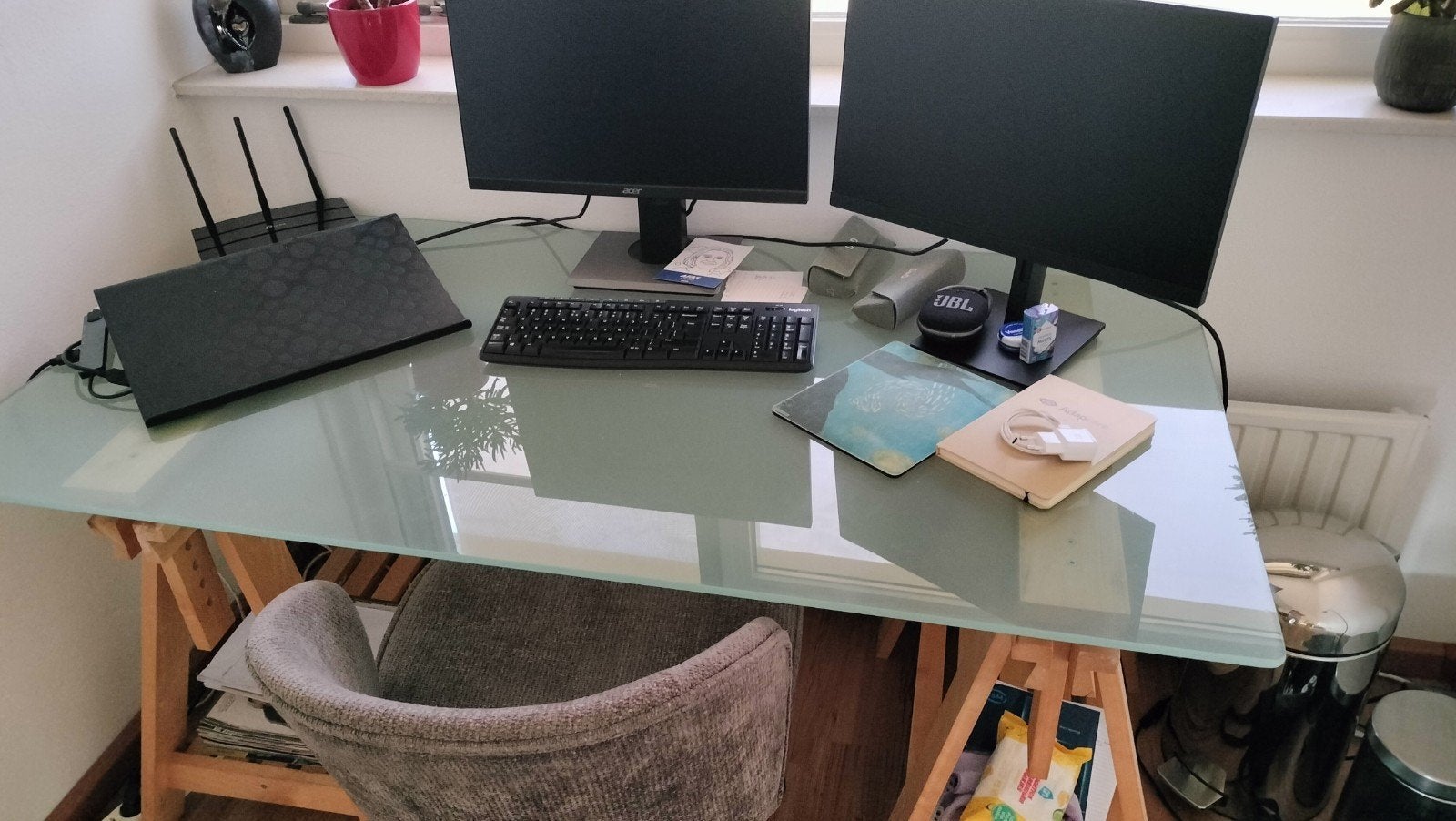 Glazen bureau met houten schragen, Ophalen of Verzenden, Zo goed als nieuw