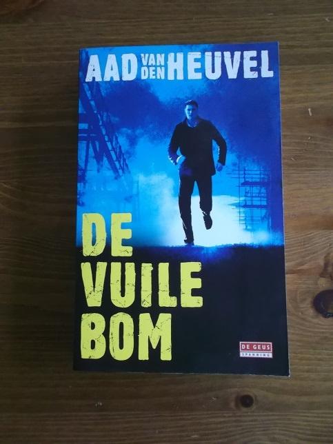 De vuile bom - Aad van den Heuvel, Aad van den Heuvel, Ophalen of Verzenden, Zo goed als nieuw, Nederland