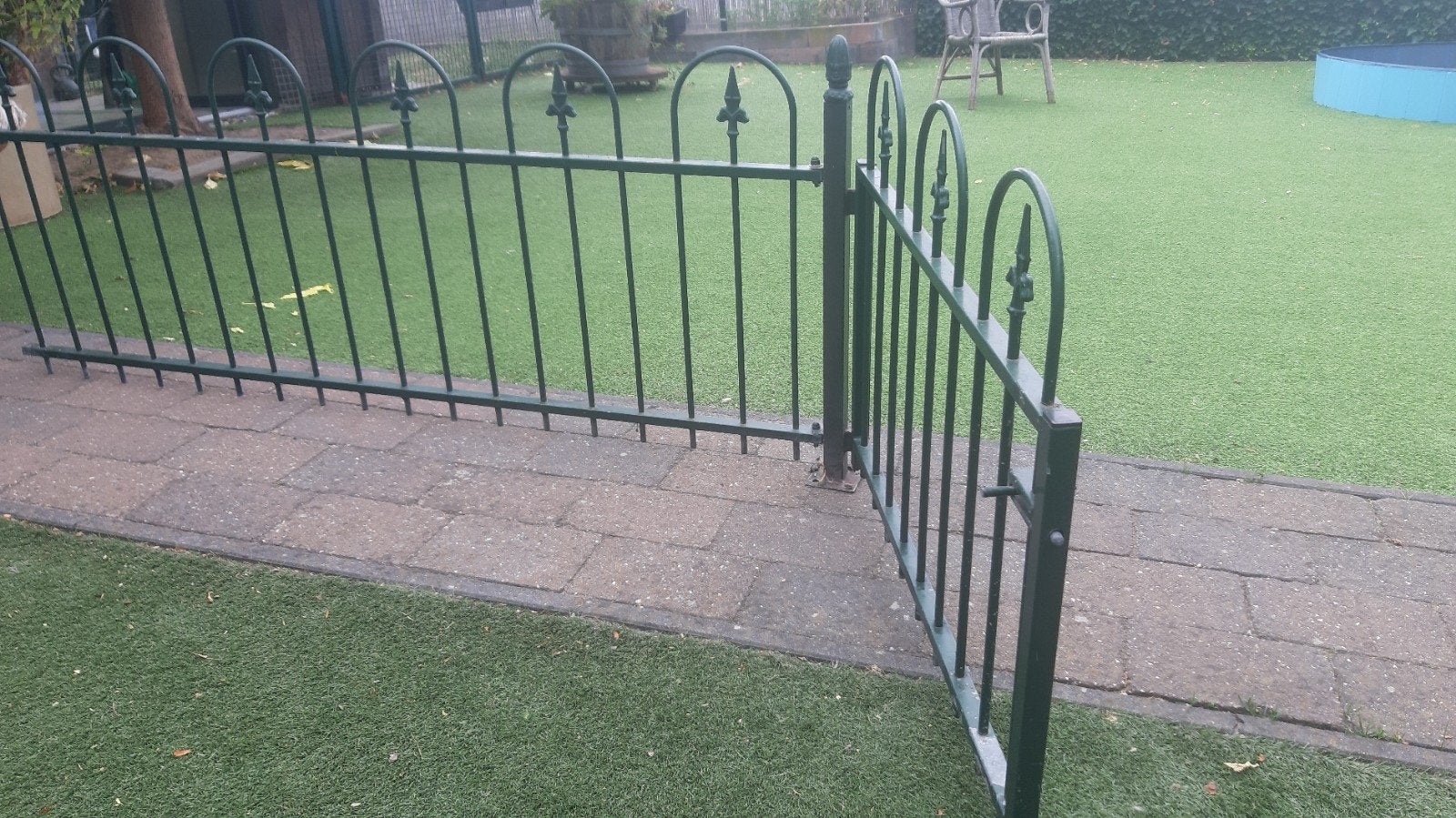 Groen sierhekwerk met poort en betonpalen, Ophalen, Met poort, Gebruikt, Sierhekwerk