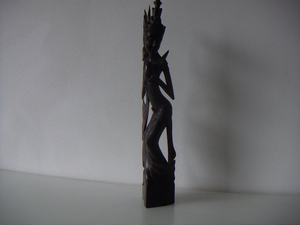 Indonesië Bali houten beeld van een slanke danseres jr.1950., Houtsnijwerk, Handgemaakt, Ophalen of Verzenden, Hout