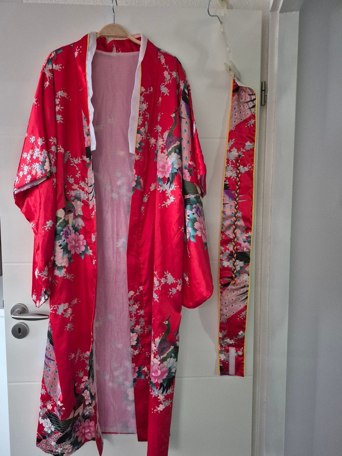 Kimono Badjas Rood met Pauwenprint Maat M/L, Ophalen of Verzenden, Gedragen