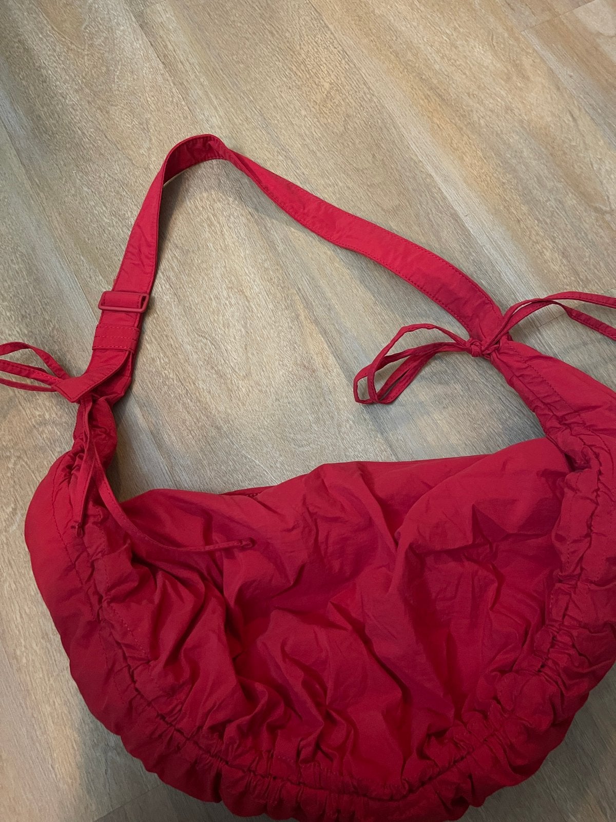 COS rode grote schoudertas – ruched bag, Verzenden, Zo goed als nieuw, Rood
