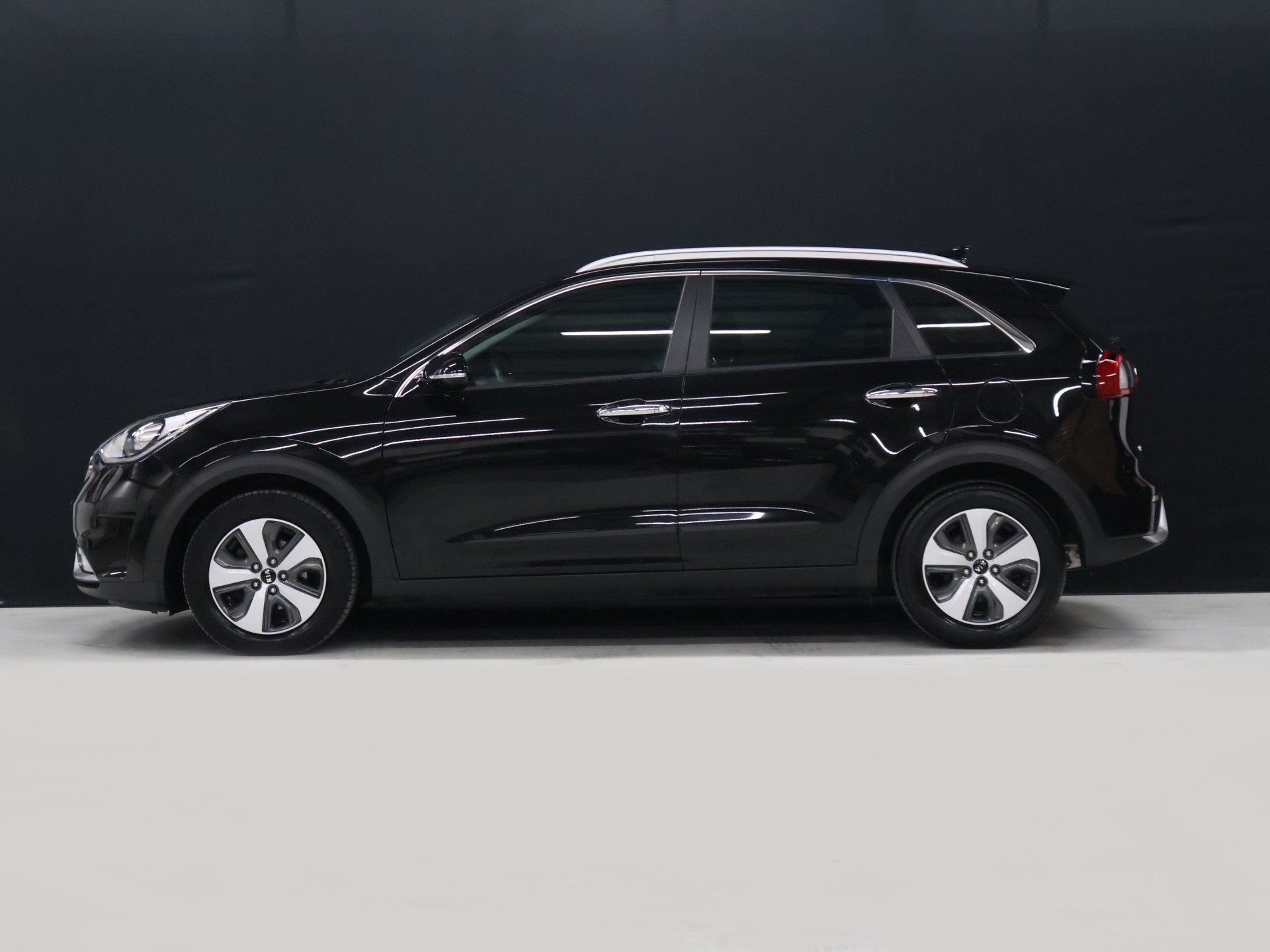 Kia Niro 1.6 GDi Hybrid DynamicLine [APPLE CARPLAY, ANDROID,, Auto's, Dealer onderhouden, Gebruikt, Leder en Stof, Zwart
