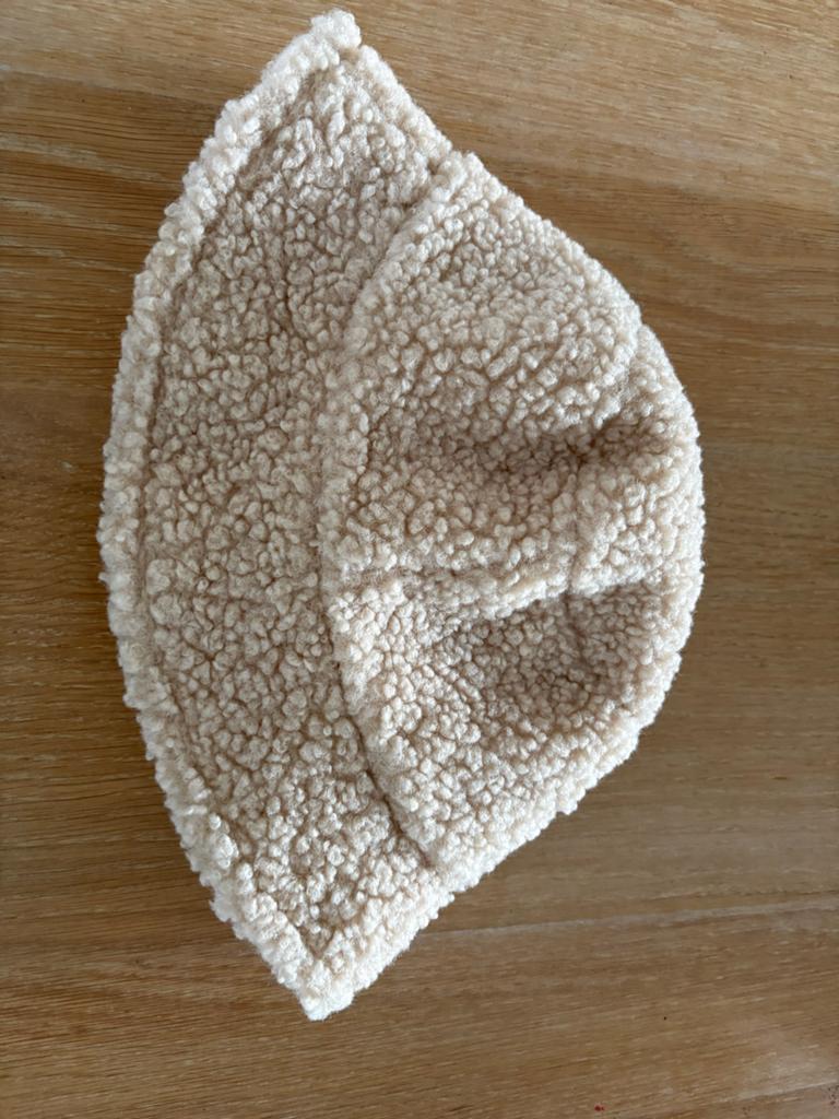 Crème teddy bucket hat - One size, Kleding | Dames, Ophalen of Verzenden, Zo goed als nieuw, One size fits all, Hoed