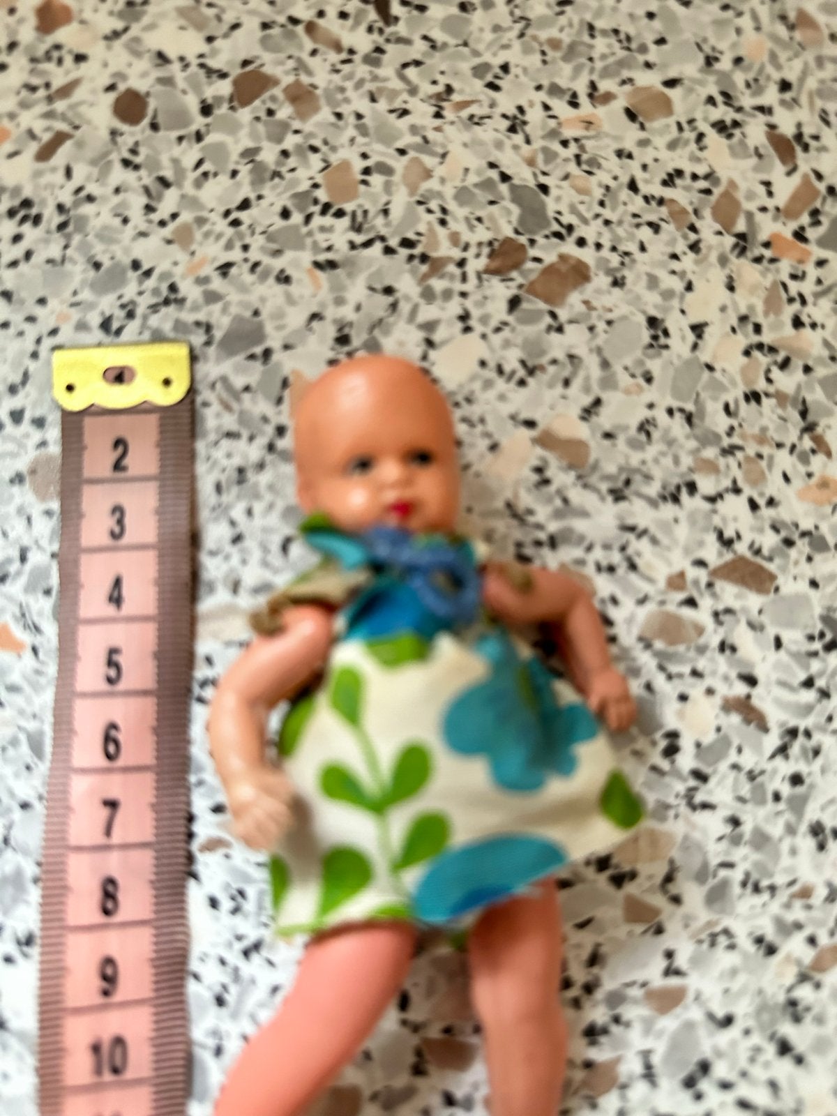 Vintage Babypopje in Bloemetjesjurk - Jaren '70, Ophalen of Verzenden, Gebruikt, Babypop