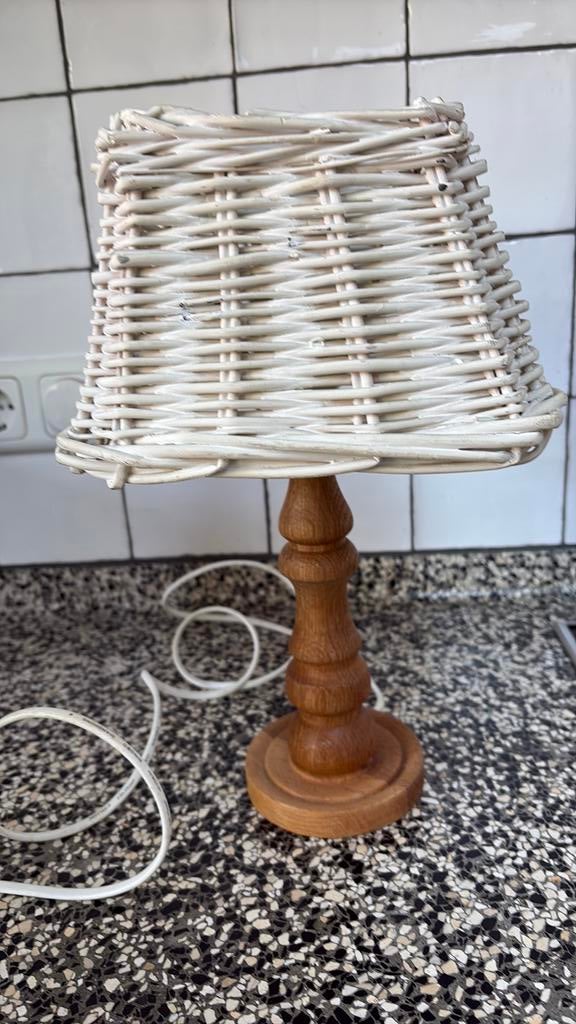 Lampje met houten voetje en wit rieten kapje hoogte 37 cm, Ophalen of Verzenden, Zo goed als nieuw, Minder dan 50 cm
