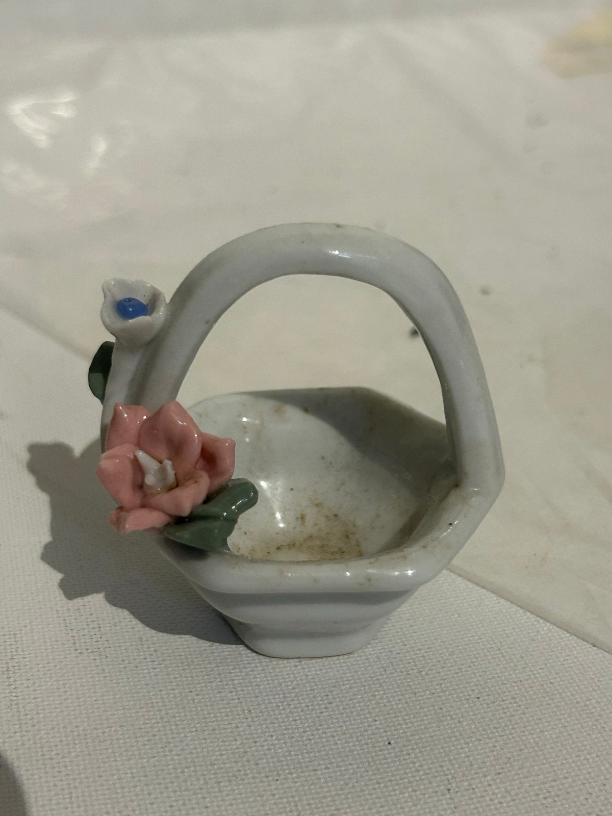 Miniatuur Porseleinen Mandje met Bloemen, Ophalen of Verzenden