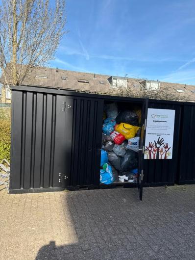 Gratis kleding ophalen - Container vol met zakken kleding, Ophalen, Overige kleuren, ., Zo goed als nieuw