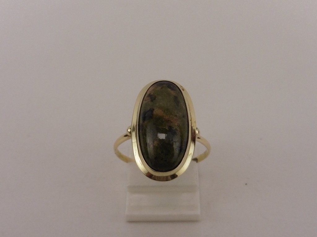 Gouden damesring met nefriet                             G42, 18 tot 19, ., Ophalen of Verzenden, .