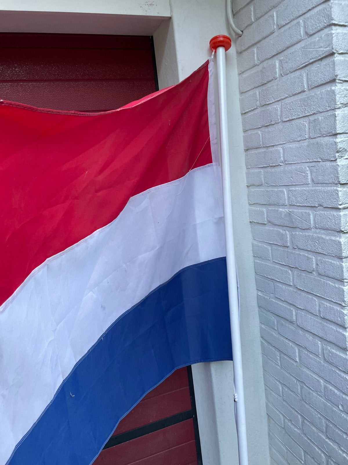 Nederlanse vlag op vlaggenstok., Ophalen