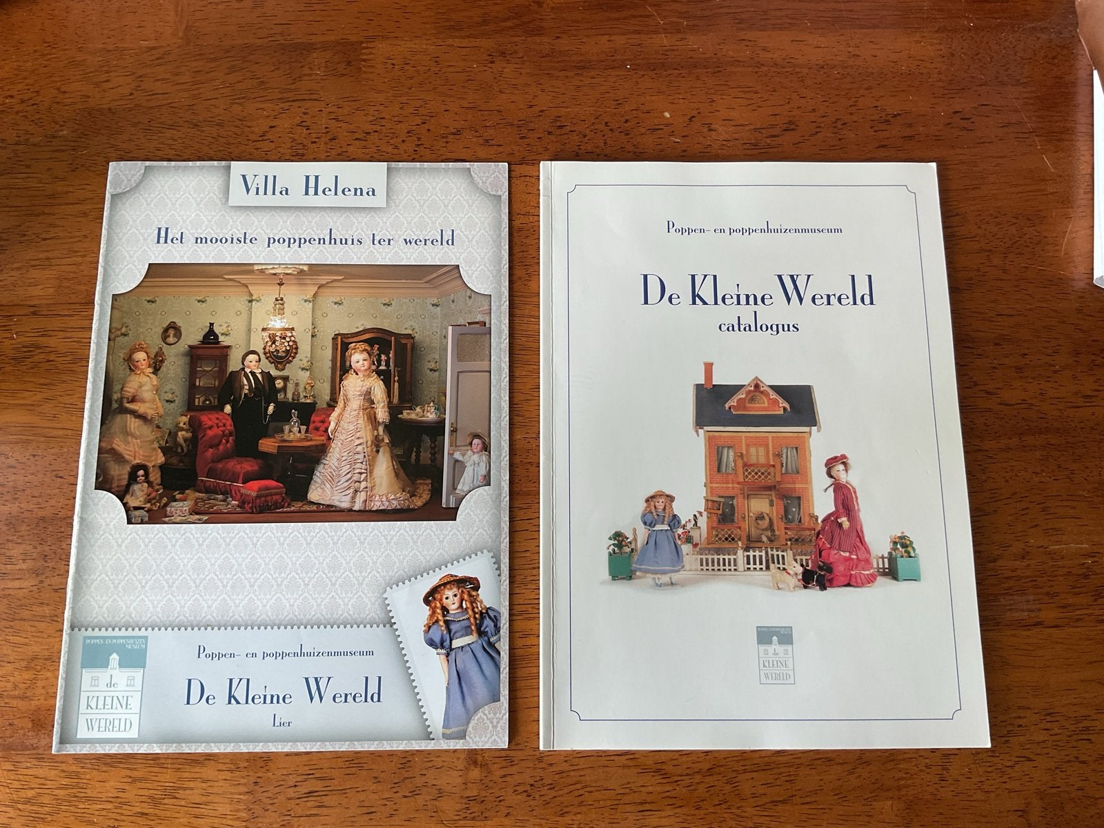 2 catalogi Poppen- en poppenhuizenmuseum De Kleine Wereld, Ophalen of Verzenden, Zo goed als nieuw, Catalogus