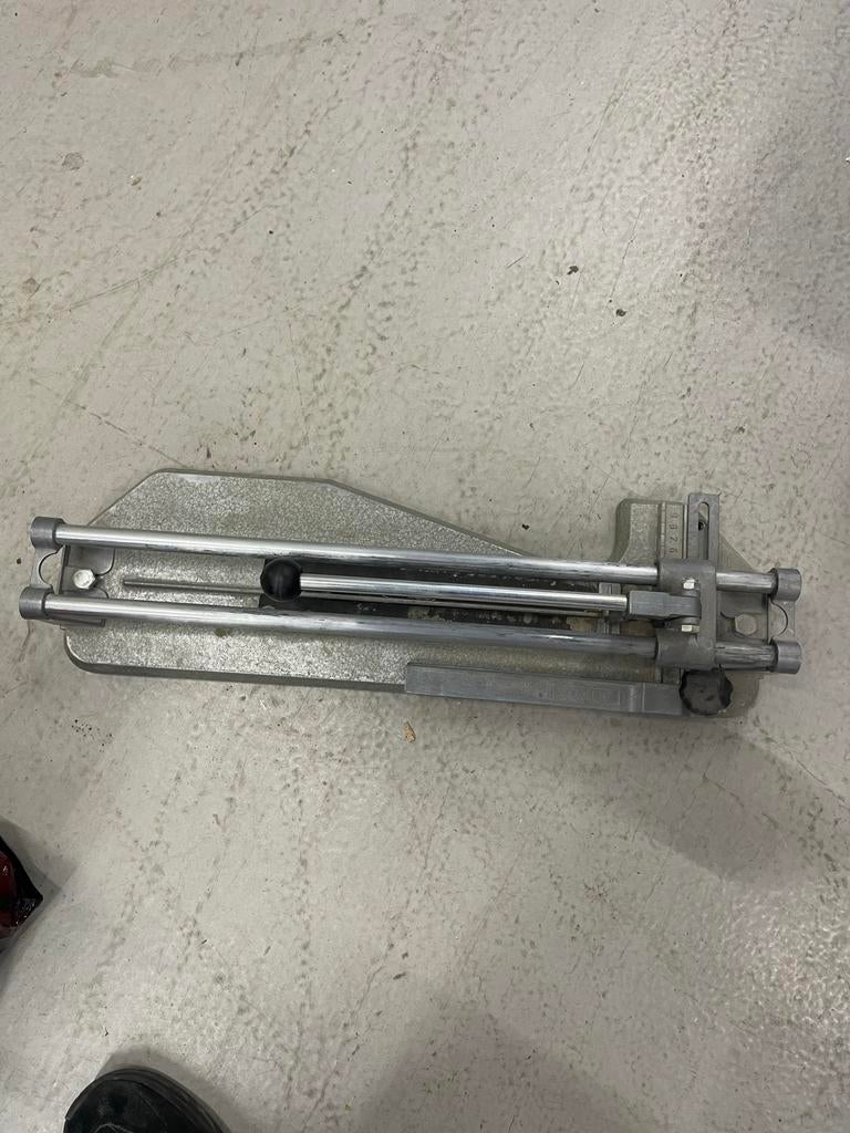 Tegelsnijder - Handmatig gereedschap voor tegelwerk, Ophalen of Verzenden, Zo goed als nieuw