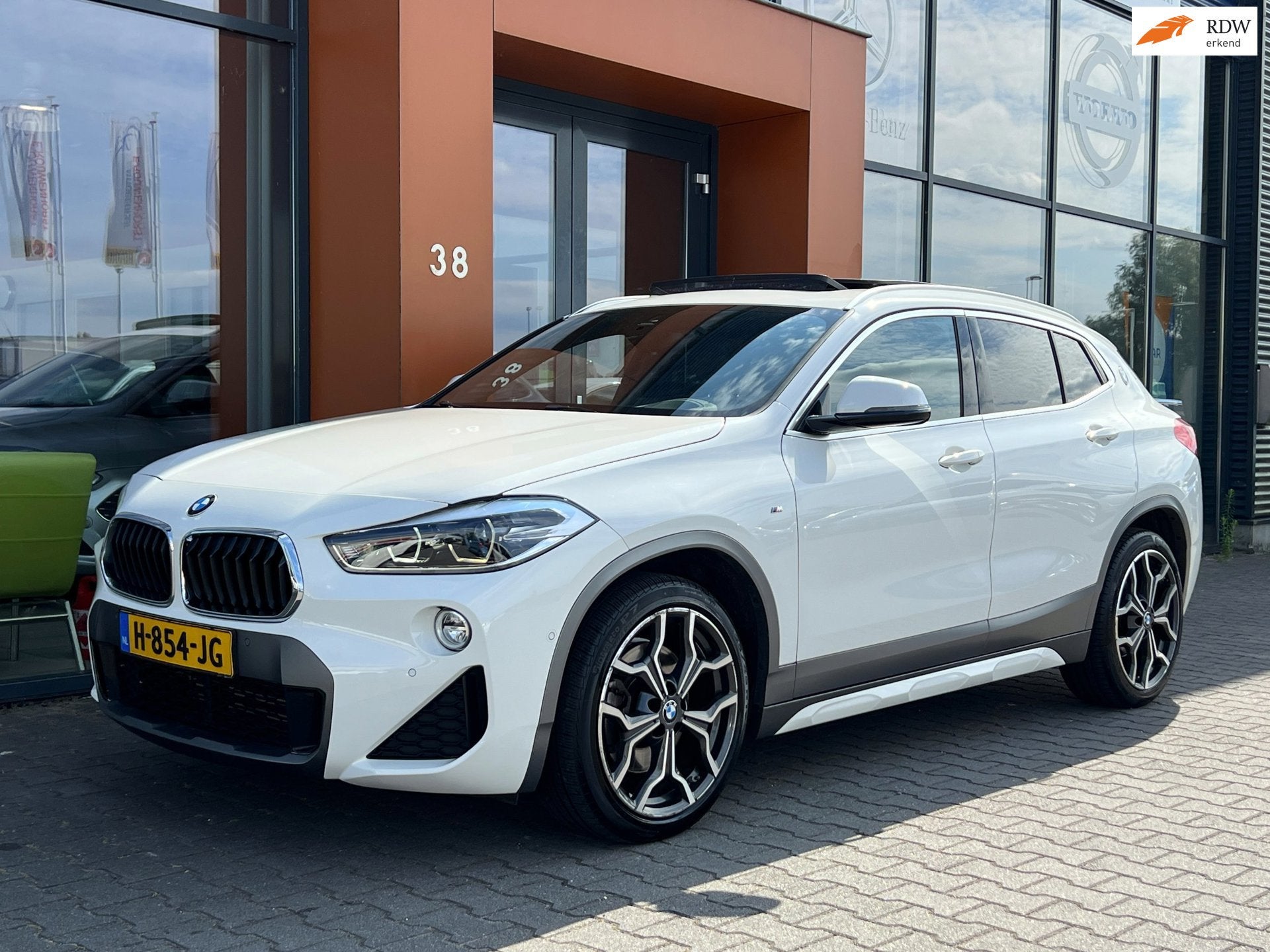 BMW X2 SDrive20i automaat M-pakket|Pano|Leer|Leer|Navi|PDC, Auto's, 1998 cc, Euro 6, 1435 kg, Wit
