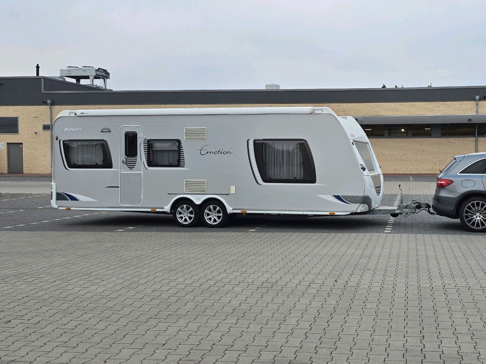 Dethleffs Exclusiv Emotion met mover, luifel en airco, Schokbreker, Rondzit, Particulier, Tot en met 4