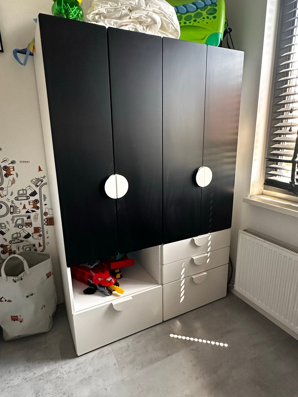 Zwarte en witte kledingkast met lades, Kinderen en Baby's, Ophalen, Kast, 50 tot 70 cm, 105 cm of meer
