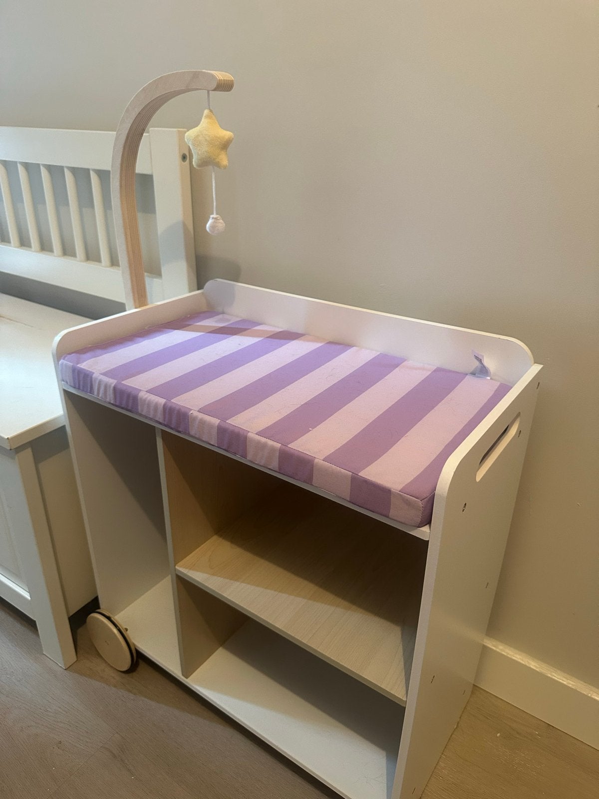 Witte commode met wielen en opstaande rand, Ophalen, Gebruikt, 50 tot 70 cm, 75 tot 100 cm