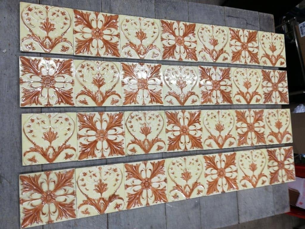 31 art nouveau tegels, zachtgeel/honingkleur in relief