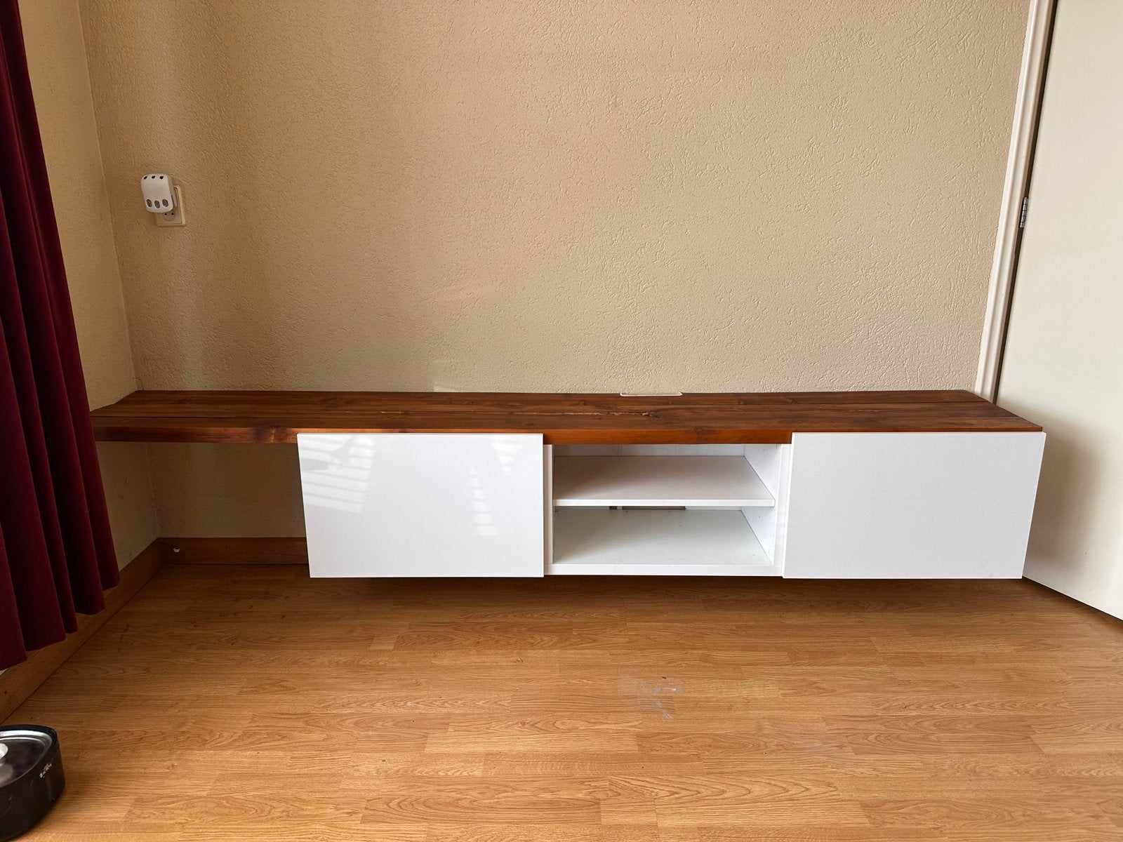 Zwevend tv-meubel met houten blad en witte kasten, Ophalen, Gebruikt, 200 cm of meer, Minder dan 100 cm