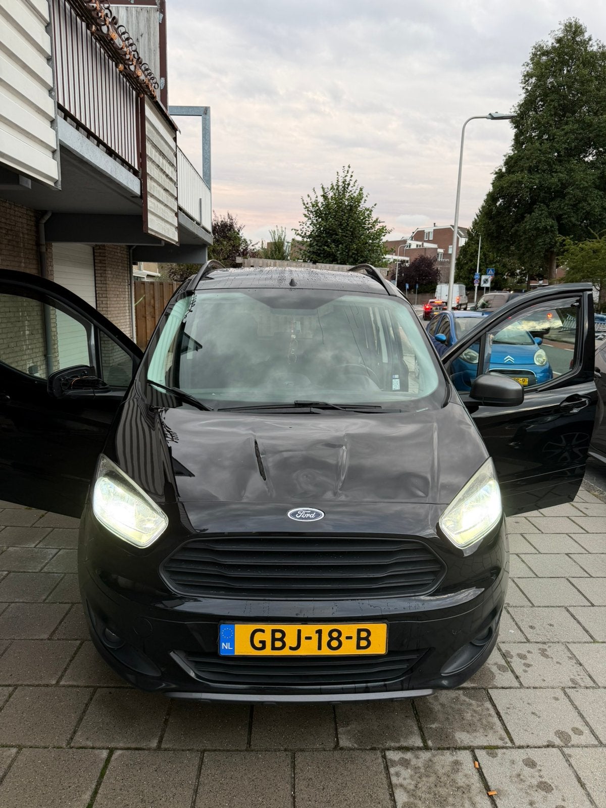 Ford Tourneo Courier 1.0 Ecoboost 100pk S&S 2017 Zwart, Auto's, Voorwielaandrijving, 910 kg, 100 pk, Zwart