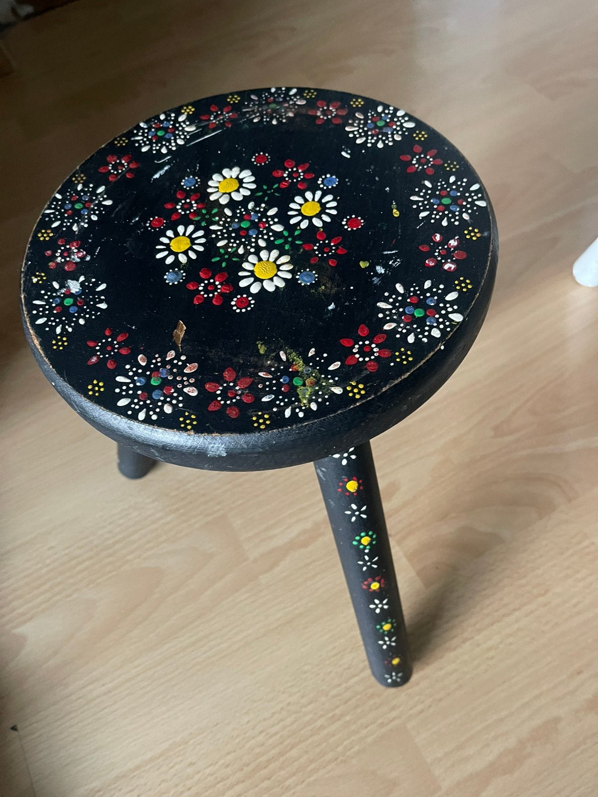 Houten krukje / driepoot, Ophalen, Zo goed als nieuw, Hout