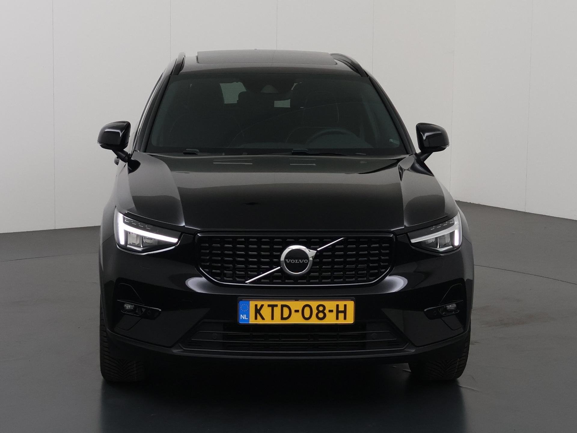 Volvo XC40 1.5 T4 Plug-in hybrid Ultimate Dark | Panoramadak, Auto's, Euro 6, 1712 kg, Leder en Stof, Zwart