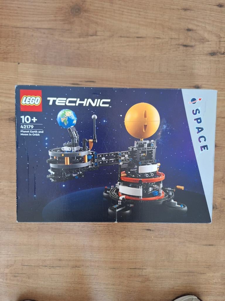 Lego Technic 42179 Planeet Aarde en Maan in een baan, Lego, Nieuw, Ophalen of Verzenden, Technic