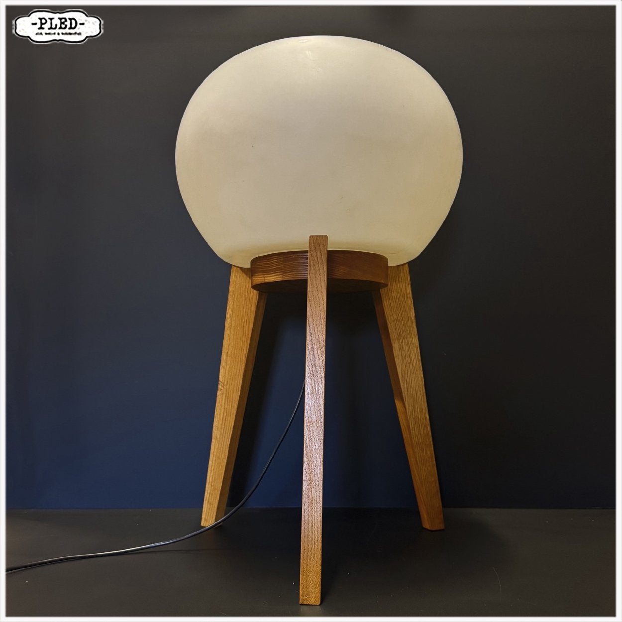 Mat Opaline vloerlamp Lamp Eikenhoute voet  ÚLUV, 1960s, Ophalen, Gebruikt, E27 (groot), Vintage Boho Midcentury Japandi