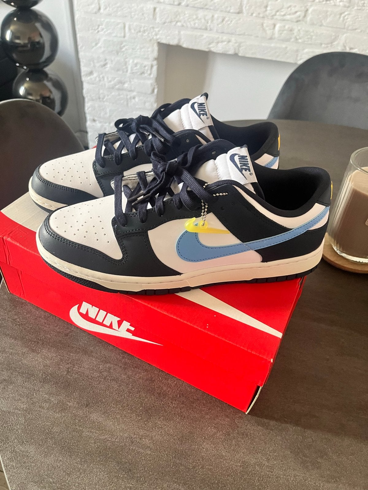 Nike Dunk Low Panda met blauwe en gele details’ - Maat 44, Ophalen, Nieuw, Zwart, Sneakers of Gympen