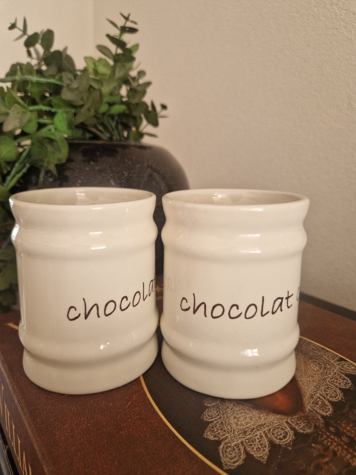 Riviera Maison Chocolat Mokken - Set van 2, Overige typen, Ophalen of Verzenden, Zo goed als nieuw, Steen/keramiek