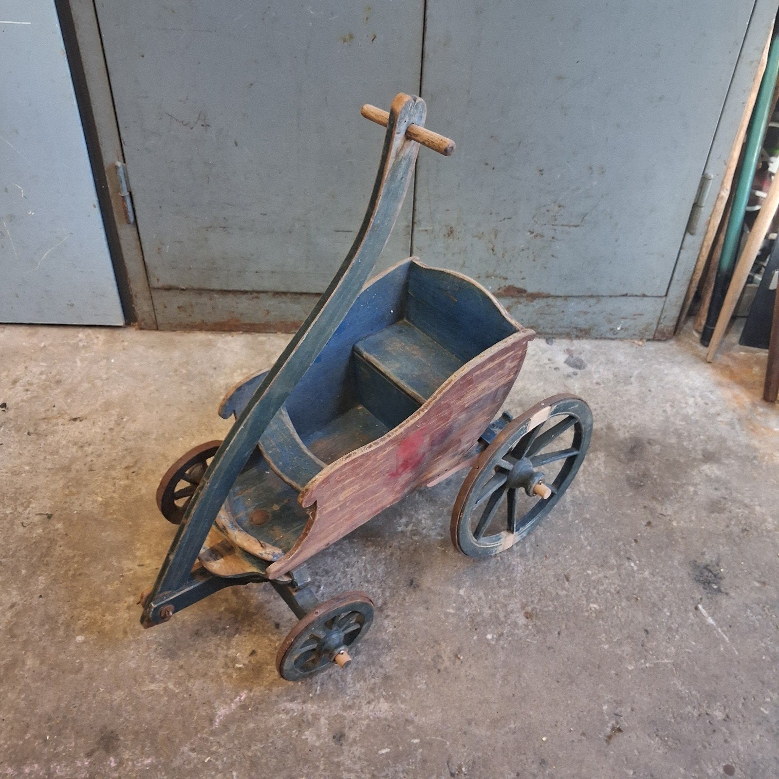 antieke poppenwagen, Ophalen