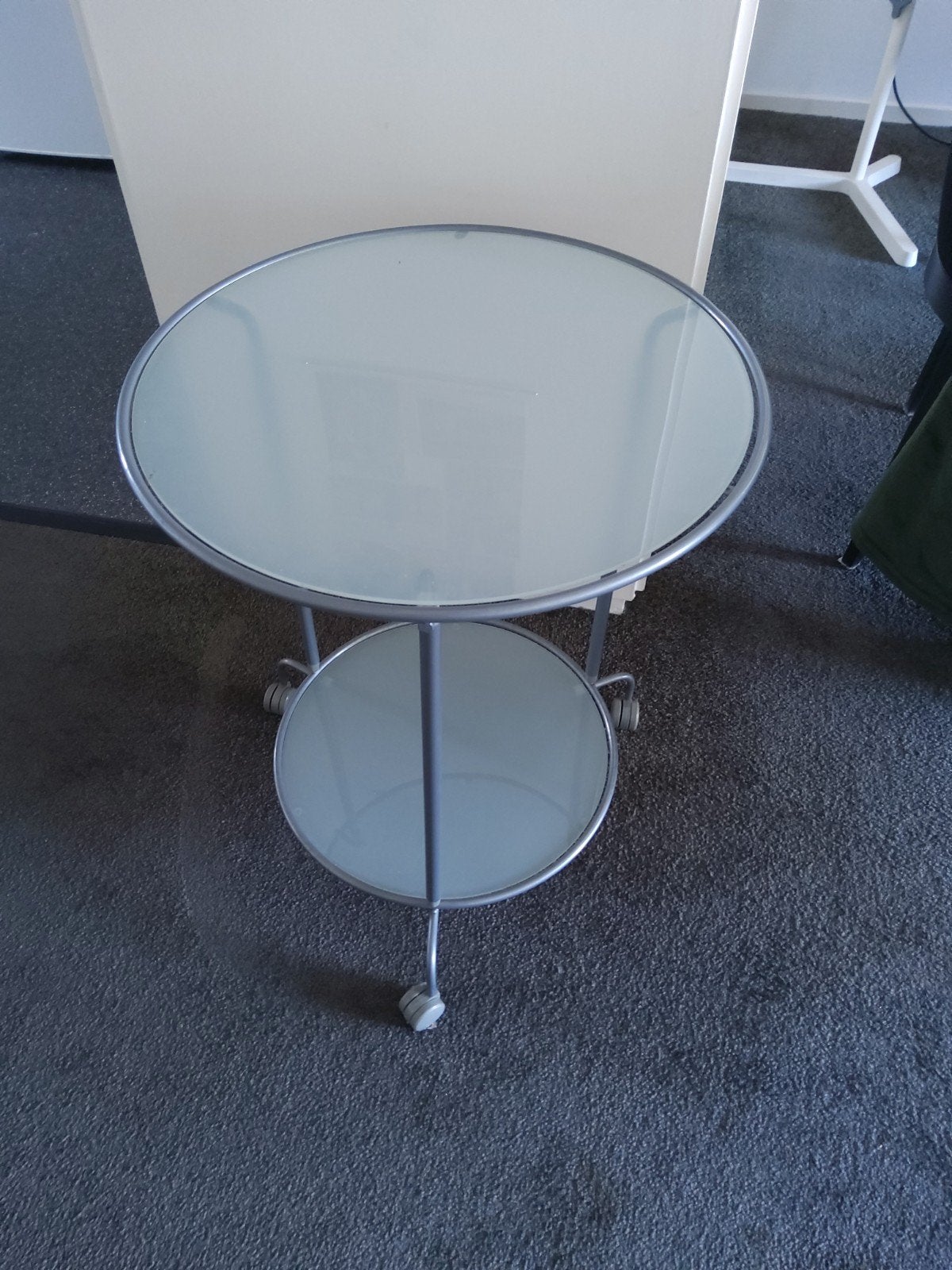 IKEA bijzettafel met wieltjes - glas en metaal, Huis en Inrichting, Minder dan 55 cm, Gebruikt, Modern, functioneel, Rond