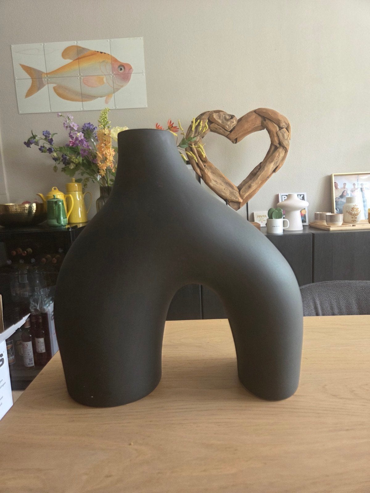 Moderne zwarte vaas van H&M Home, Huis en Inrichting, Woonaccessoires | Vazen, Zwart, Ophalen of Verzenden, Zo goed als nieuw