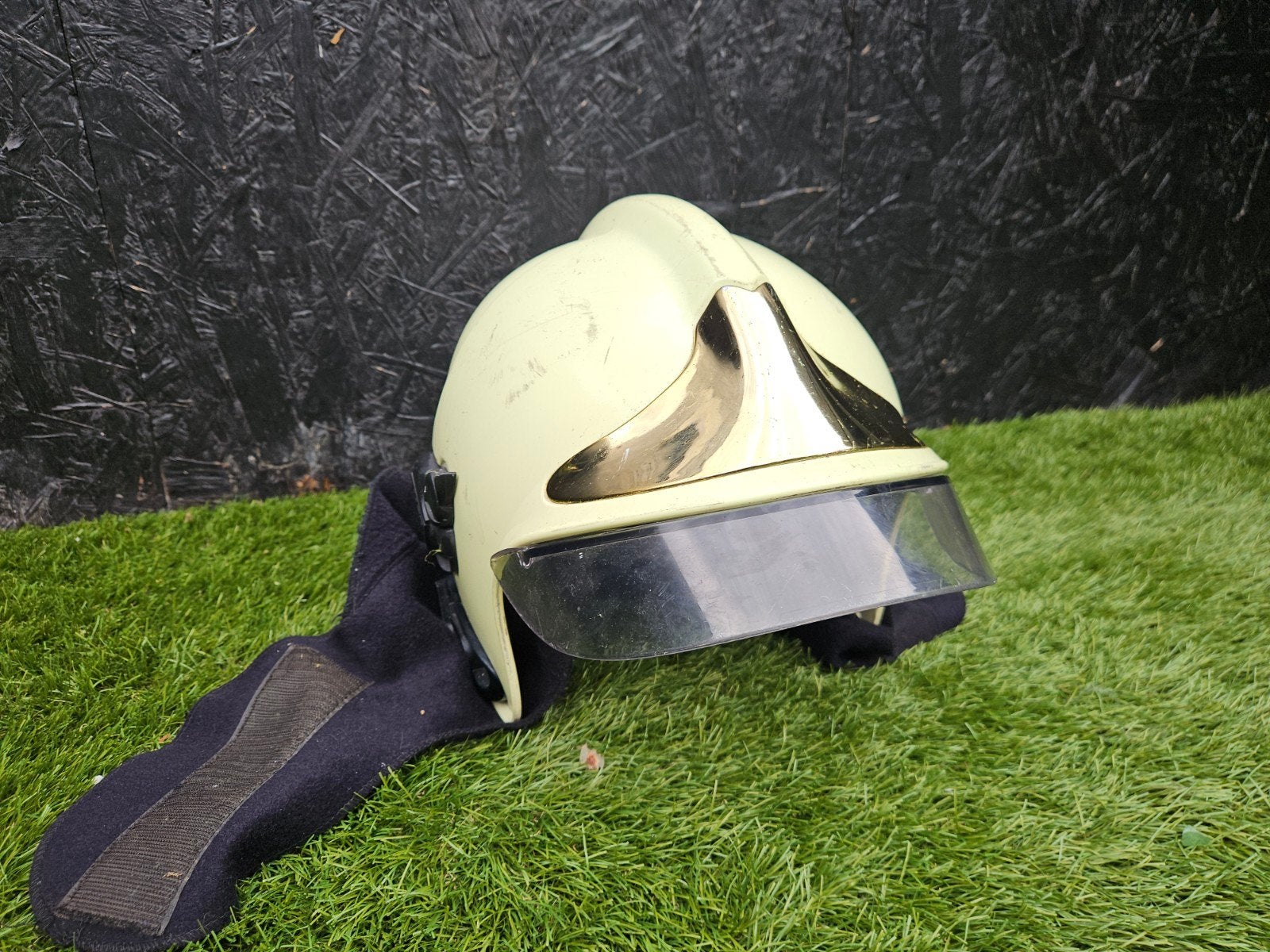 MSA gallet Brandweerhelm met vizier en nekbeschermer, Ophalen of Verzenden, Overige soorten, Nederland, Helm of Baret