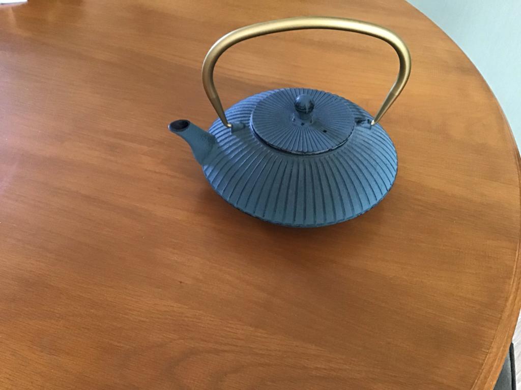 Mooie nw. gietijzeren theepot blauw met goudkleurig handvat., Theepot/fluitketel, Blauw, Nieuw, Ophalen of Verzenden