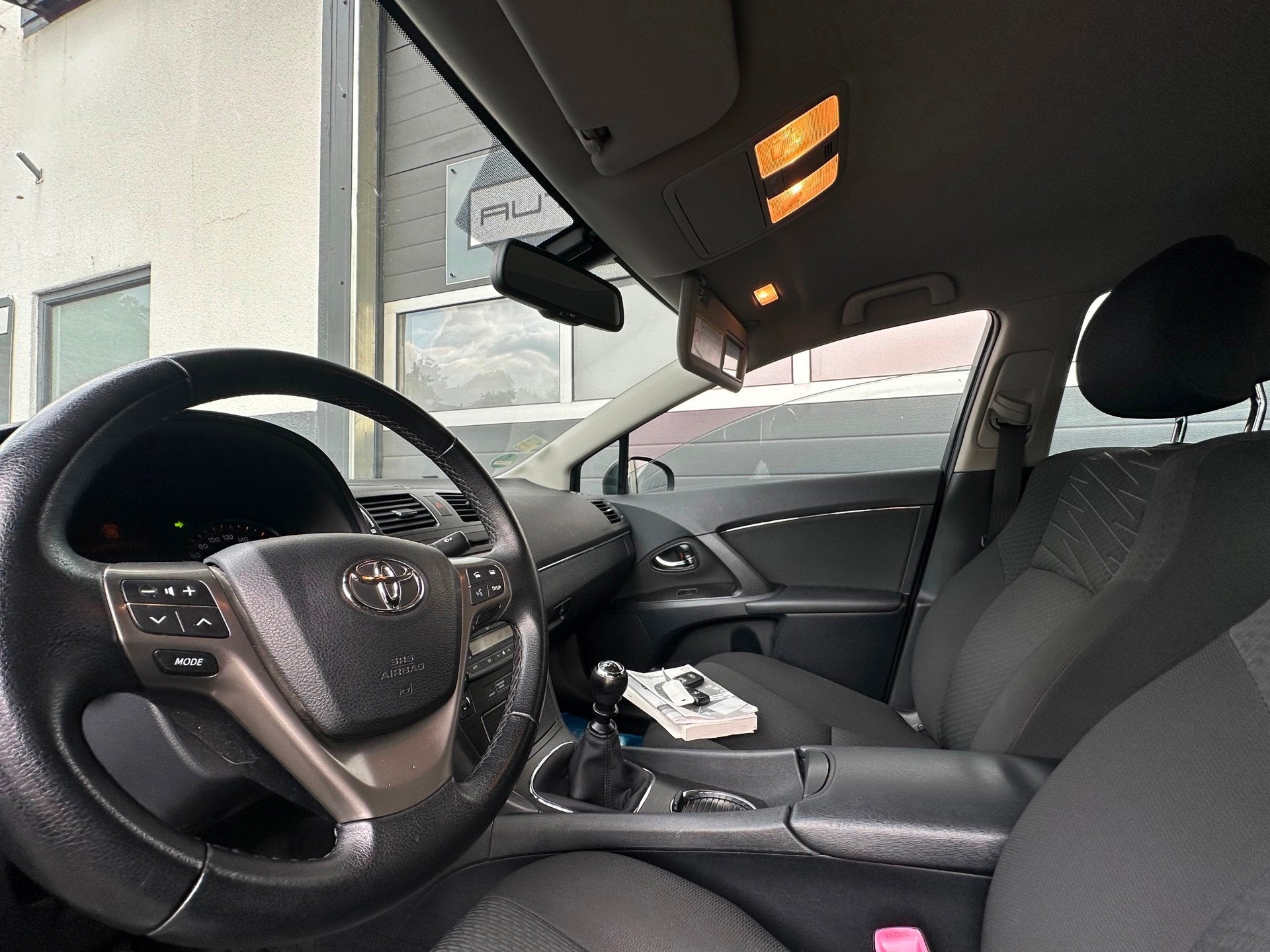 Toyota Avensis 1.8 VVTi Executive Business | KEYLESS | NAVI, Voorwielaandrijving, Dealer onderhouden, Verwarmde buitenspiegels