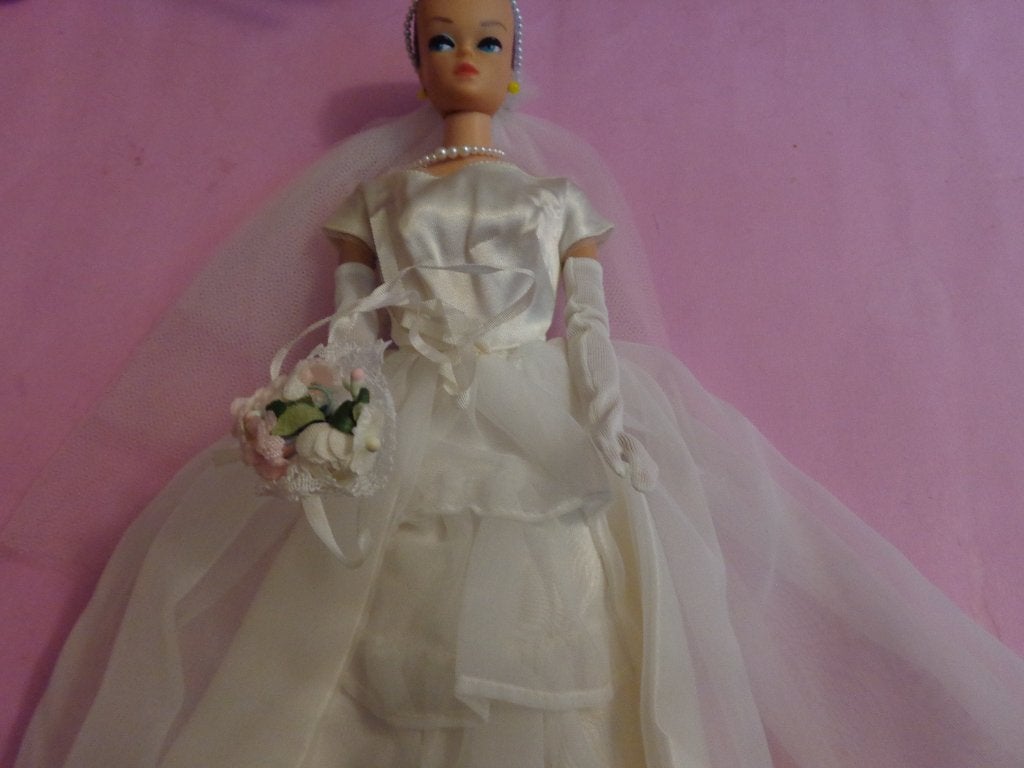 Barbie Vintage Bride's Dream compleet, Verzamelen, Ophalen of Verzenden, Zo goed als nieuw, Kleertjes