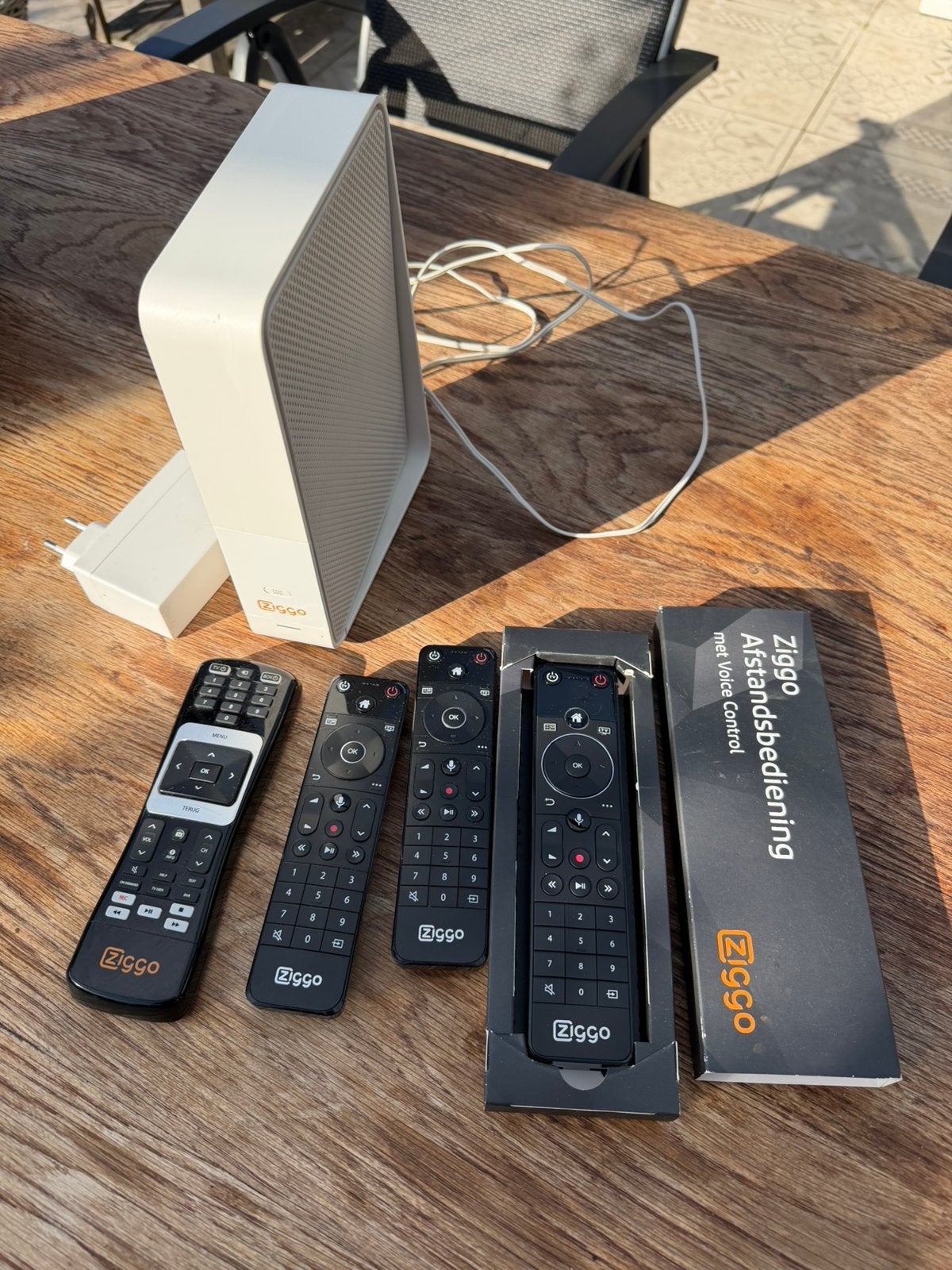Partij Ziggo afstandsbedieningen en modem, Ophalen, Zo goed als nieuw