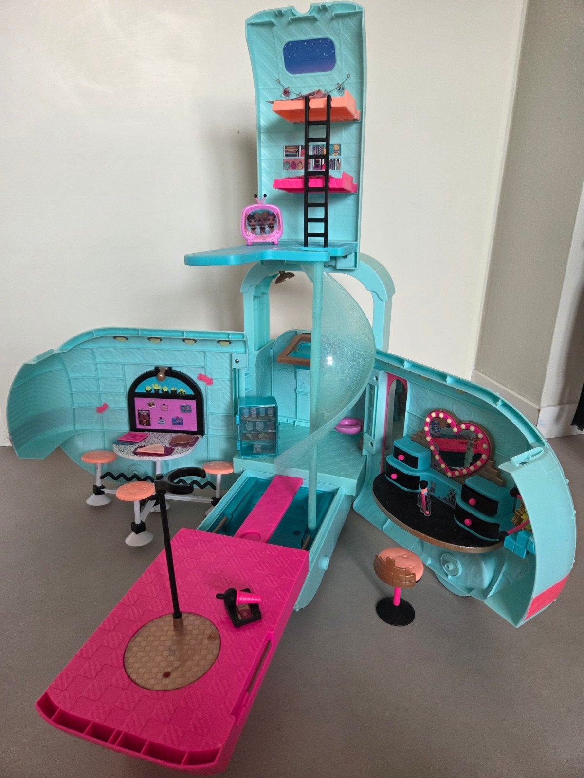 LOL Surprise camper met ongelooflijk veel accessoires, Ophalen, Zo goed als nieuw, Poppenhuis