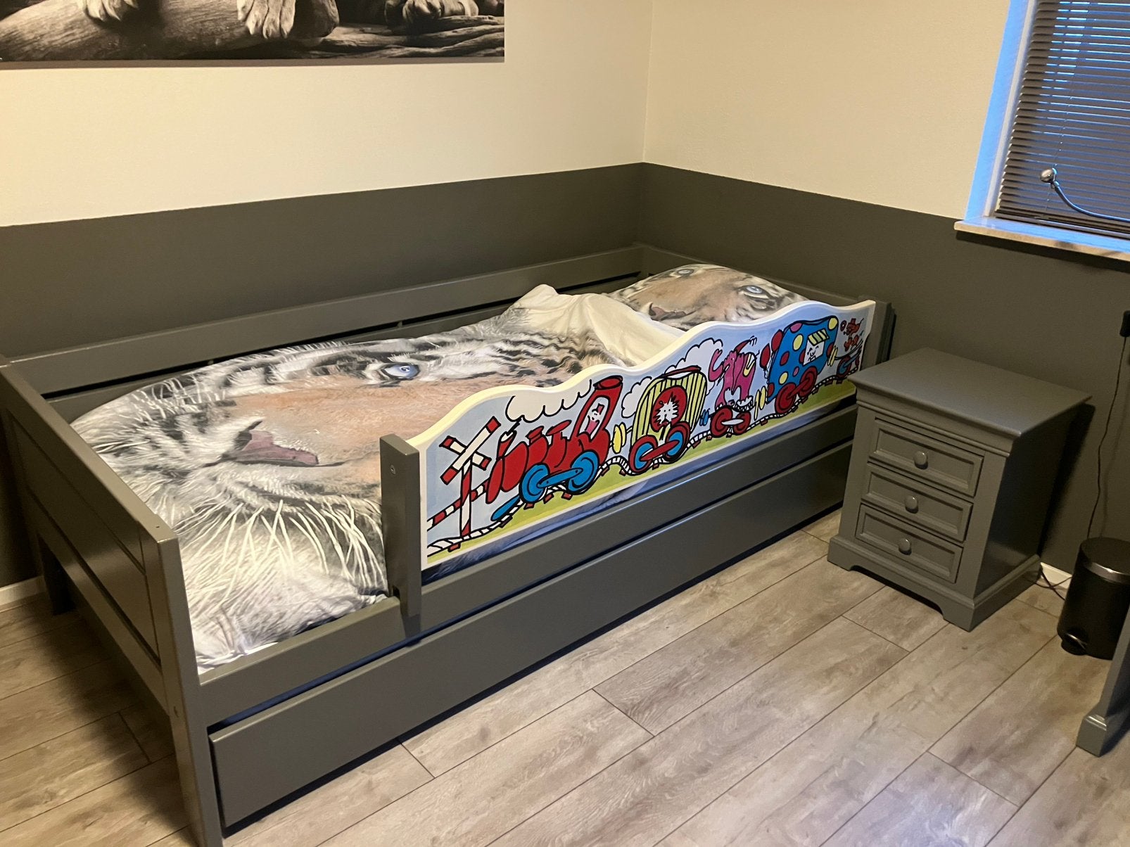 Kinderbed en bureau lifetime antraciet 200 x 80, Ophalen, Zo goed als nieuw, Eenpersoons, Modern, met afneembare uitvalbeveiliging