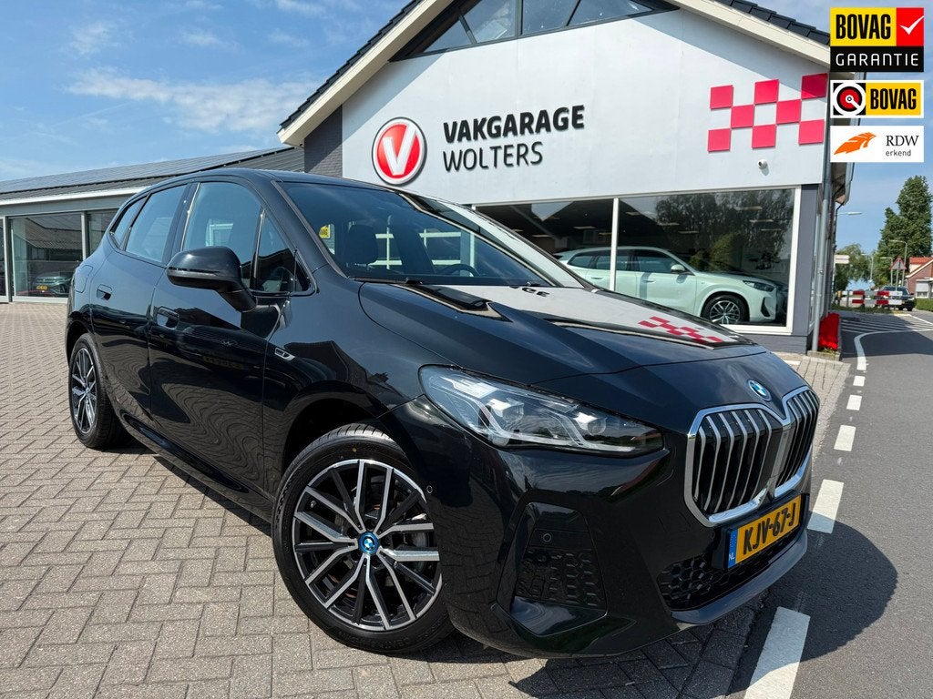 BMW 2-serie Active Tourer 225e xDrive M Sportpakket Aut., Auto's, BMW, Automaat, 12 maanden, Gebruikt, Alcantara